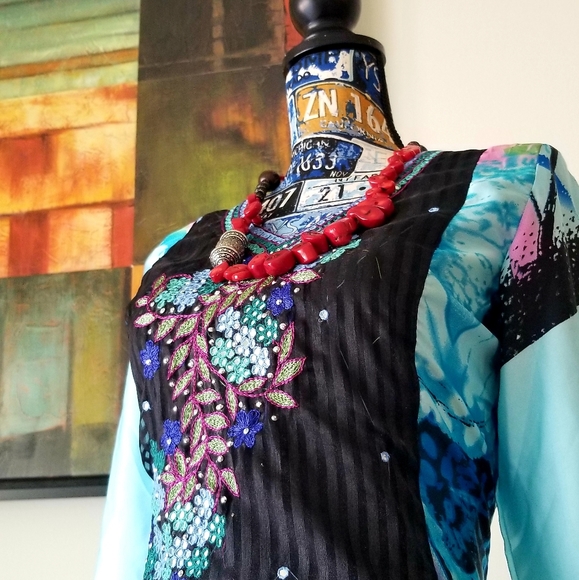 Mirror embroidered muslin silk salwar kameez - Picture 2 of 6